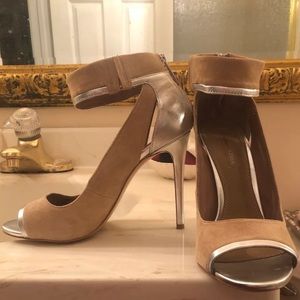 bcbgmaxazria beige & silver heel